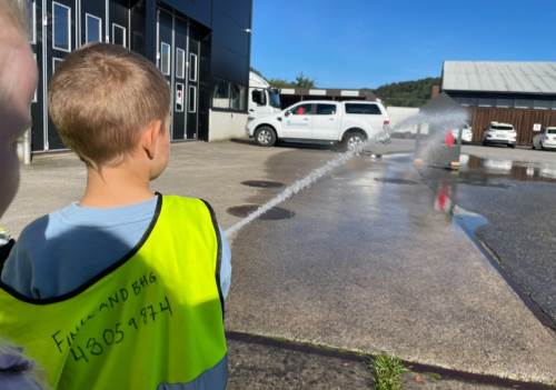 Førskolebarna var på besøk på Søgne Brannstasjon, og vi fikk prøve mange kule aktiviteter!